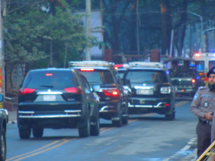 শহীদ বুদ্ধিজীবী স্মৃতি সৌধে প্রধান উপদেষ্টার গাড়ি বহর